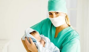 новорождённый и врач