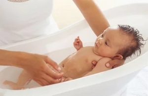новорождённый в ванне